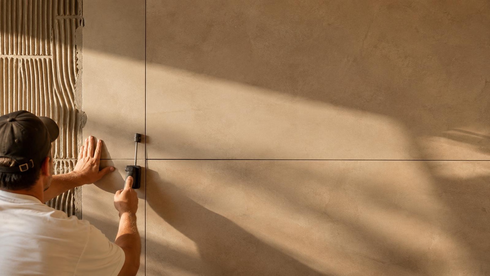 Colocación de azulejo de gran formato en una pared con juntas perfectas